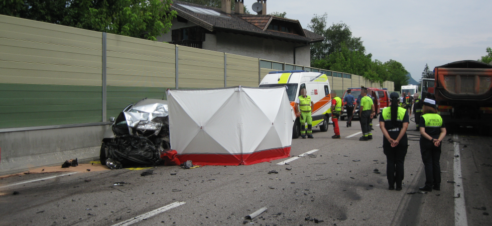 Si schianta frontalmente contro un camion: estratto privo di vita dalle lamiere il conducente di un'auto sulla Statale del